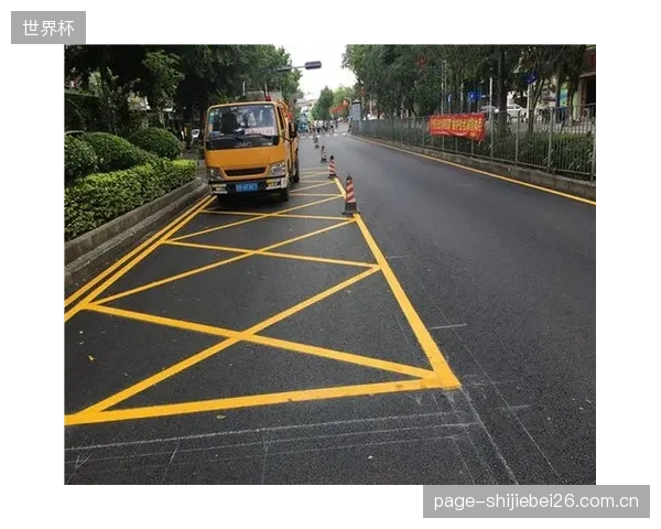 专业级赛道边缘标线开始下沉至商业赛道,核心是优化普通用户在恶劣天气下的体验 专业级赛道边缘标线开始下沉至商业赛道,核心是优化普通用户在恶劣天气下的体验